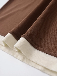 Nahaufnahme von Kontrast-Strickgewebe mit Rippsaum zeigt weiche Textur und feine Stiche