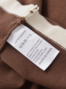Makroaufnahme des Waschetiketts aus 100% Polyester und Textur des Stricktops