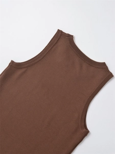 Detail von Rippstrick-Rundhalsausschnitt und Schulternähten an braunem Stricktop