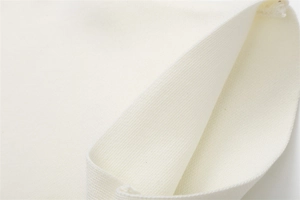 Dettaglio ravvicinato del polsino a coste bianco premium su una maglia a maniche corte a V
