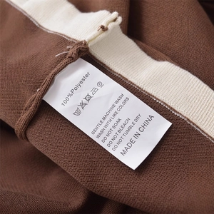 Ärmelloses Damen-Strickoberteil 2024 in Rotbraun mit weißem Rand und Patchwork-Design