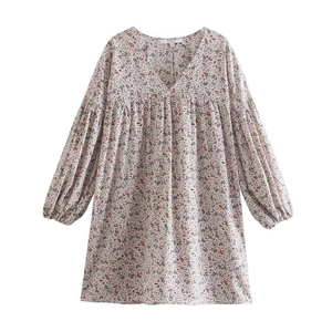 Elegante abito autunnale ampio a maniche lunghe con motivo floreale paisley e scollo a V