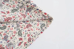 Dettaglio ravvicinato della stampa paisley floreale e finiture di cucitura dell'orlo