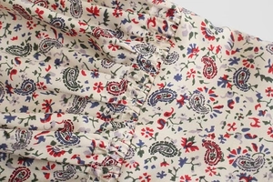 Dettaglio della stampa paisley floreale e dell'arricciatura elastica su un abito leggero