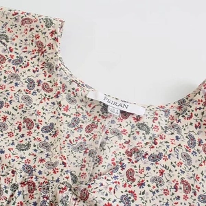 Elegante abito a fiori con motivo Paisley e dettagli classici dello scollo rotondo
