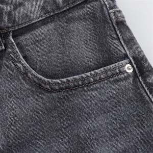 Primer plano de pantalones cortos de mezclilla gris oscuro con doble costura y remache