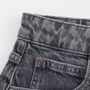 Detalle de los pantalones cortos de mezclilla gris oscuro con cinturilla y costura de bolsillo
