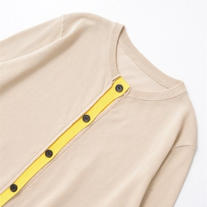 Gilet en maille beige à col rond avec bordure contrastée jaune vif et boutons noirs