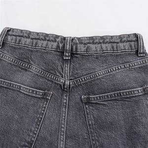 Detalle de bolsillos traseros y textura denim en pantalones cortos vaqueros negros lavados