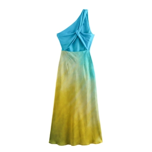 Λεπτομέρεια από έξωμο φόρεμα tie-dye με κόμπο μπροστά και σατέν ύφασμα ντεγκραντέ