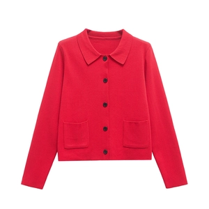 Gilet en tricot rouge pour femme avec col classique, boutons noirs et poches
