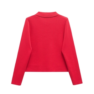 Vue arrière d'une veste boutonnée rouge à manches longues et col à revers pour femme