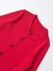 Vue détaillée du cardigan en maille rouge avec col polo, boutons noirs et poche