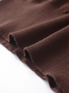 Nahaufnahme von dunkelbraunem Wollmischgewebe mit feiner Rippenstruktur