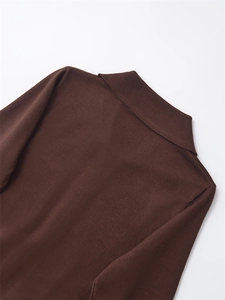 Detailansicht des dunkelbraunen Polo-Kragens und der hochwertigen Strickstruktur am Pullover