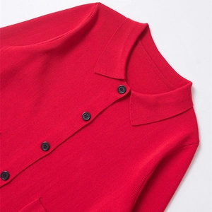 Gilet en maille rouge vif pour femme avec col polo et détails de boutons foncés