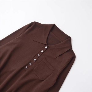 Dunkelbrauner Strick-Polo-Pullover für Damen mit Knopfleiste und kleiner Brusttasche