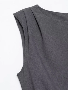 Détail de l'épaule plissée et texture du tissu tissé sur une robe sans manches gris foncé