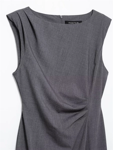Détail de la robe midi grise sans manches avec encolure bateau plissée et texture
