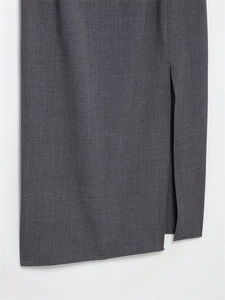 Détail du tissu gris foncé avec fente latérale et finitions de couture de précision
