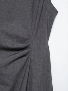 Détail du tissu plissé gris foncé avec une texture sergée diagonale fine et des coutures