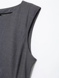 Détail macro du col de robe sans manches gris foncé avec coutures précises et étiquette