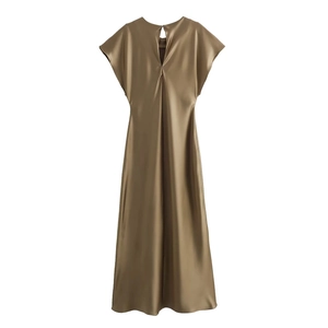 Elegante vestido midi de satén bronce sin mangas con abertura de gota y acabado sedoso