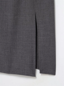 Gros plan de la robe midi gris foncé avec fente latérale et texture de tissu fine