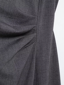 Détail des plis latéraux et du tissu texturé gris anthracite de la robe midi