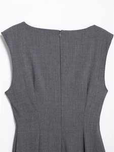 Détail de la fermeture éclair invisible et de la taille plissée de cette robe grise