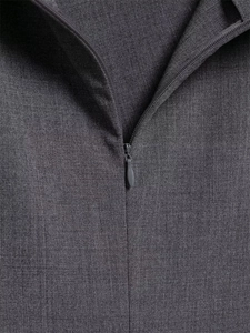 Vue détaillée du tissu gris foncé de la robe avec fermeture éclair invisible soignée
