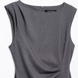 Robe midi grise sans manches avec taille plissée et col rond élégant