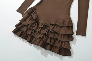 Vue détaillée de la robe en maille marron avec volants superposés et ourlet incurvé irrégulier