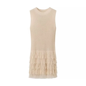 Robe courte en tricot sans manches beige avec col rond et ourlet à trois couches de franges