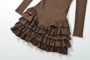Détail de l'ourlet à volants multicouches et du tissu en coton tricoté sur la robe brune