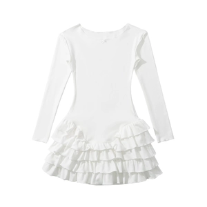 Détail d'une robe blanche à manches longues avec volants superposés et petit nœud au col
