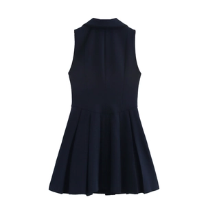 Robe courte plissée sans manches bleu foncé avec col élégant et coupe ajustée vue de dos