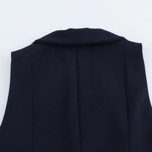 Détail des coutures et de la texture du tissu sur le col arrière d'une veste noire