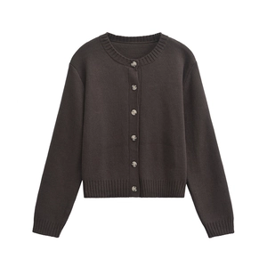 Cardigan in maglia marrone scuro slim fit con scollo rotondo e bottoni su sfondo bianco