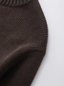 Dettaglio macro del cardigan in maglia marrone scuro con colletto a coste e trama fine