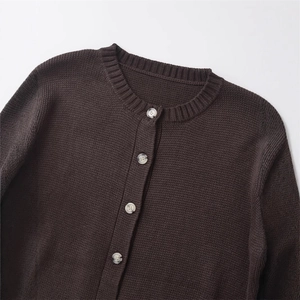 Cardigan in maglia marrone scuro slim fit con scollo rotondo e bottoni strutturati