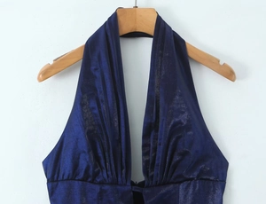 Détail d'une robe dos nu bleu foncé avec décolleté en V profond et tissu métallique