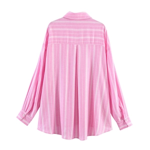 Camisa de rayas rosas y blancas de manga larga con pliegue trasero y ajuste holgado