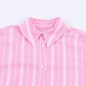 Primer plano del cuello de camisa a rayas con botones blancos y textura de algodón