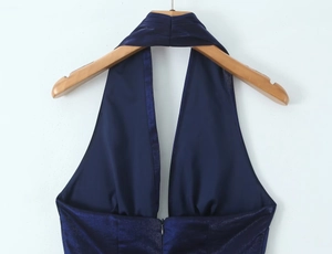 Détail de la robe en satin bleu minuit avec col en V profond et fini métallique brillant