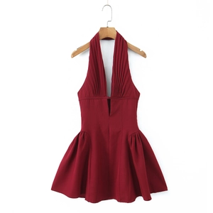 Détail d'une robe licou rouge foncé avec décolleté en V plongeant et plis élégants