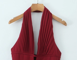Détail du col licou rouge foncé plissé avec décolleté en V profond et texture à volants