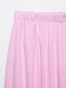 Detail of the elastic waistband on pink linen-blend trousers with fine pleated texture