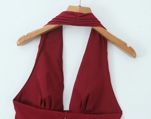 Détail de la robe licou rouge foncé avec décolleté en V plissé et fermeture éclair invisible