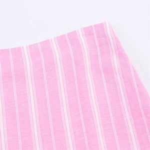 Primer plano de tela con rayas verticales rosas y blancas con textura de lino y algodón